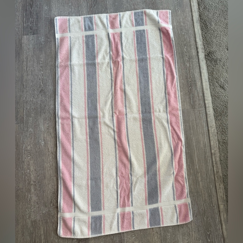 Vintage bath towel💗🩶🤍